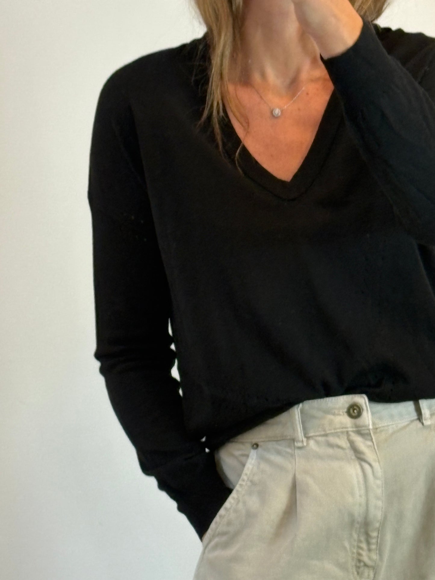 ZADIG & VOLTAIRE. Jersey negro lana cuello pico