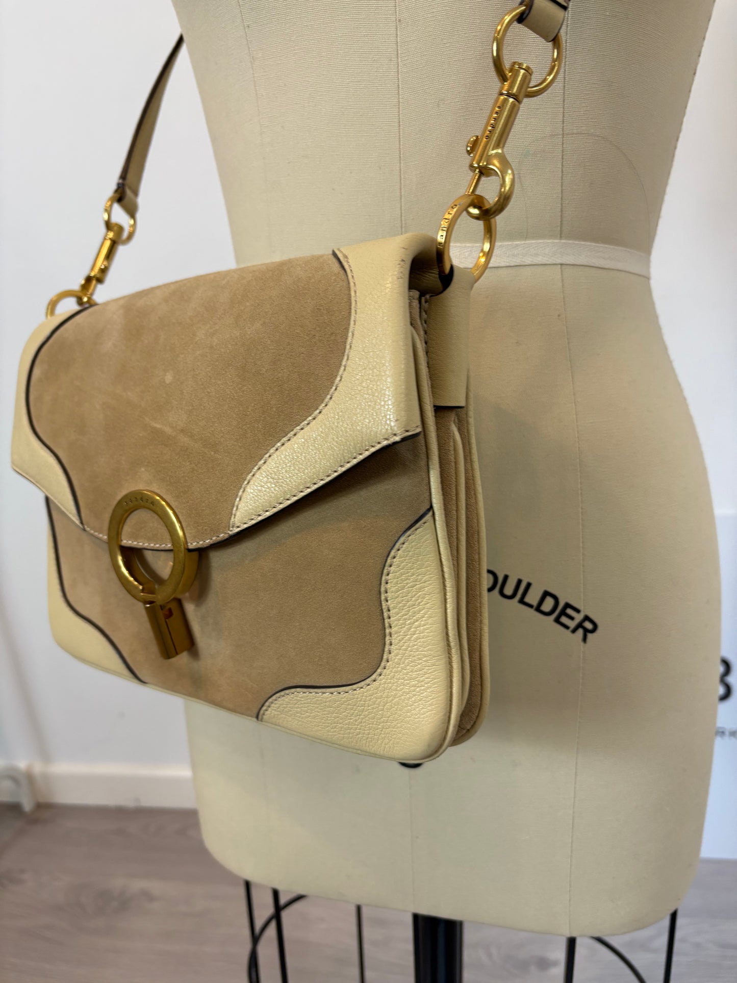 SANDRO. Bolso beige piel doble textura