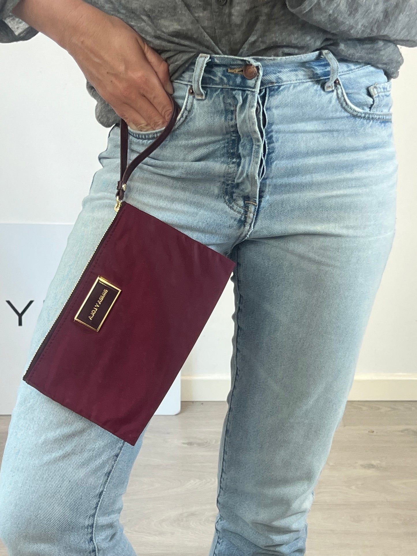 BIMBA Y LOLA. Cartera de mano burdeos