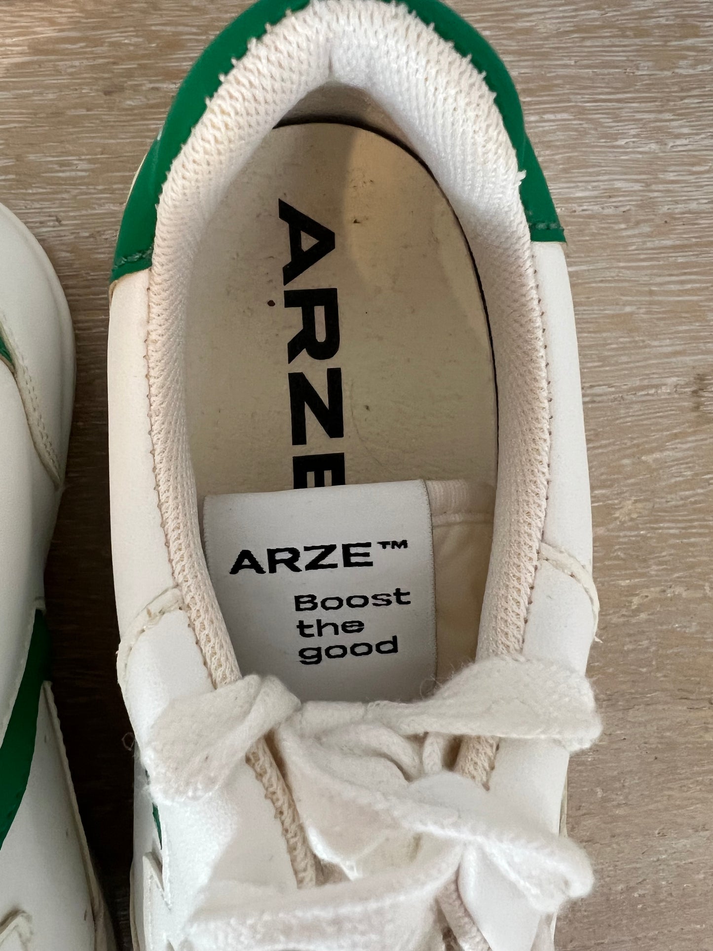 ARZE. Zapatillas blancas detalles verde T.38