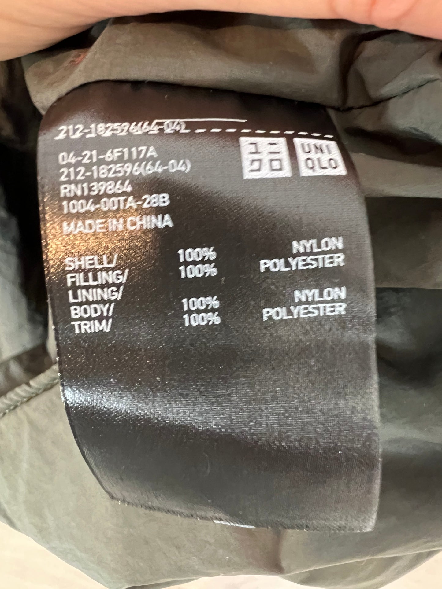 UNIQLO. Gabardina verde acolchada. T M