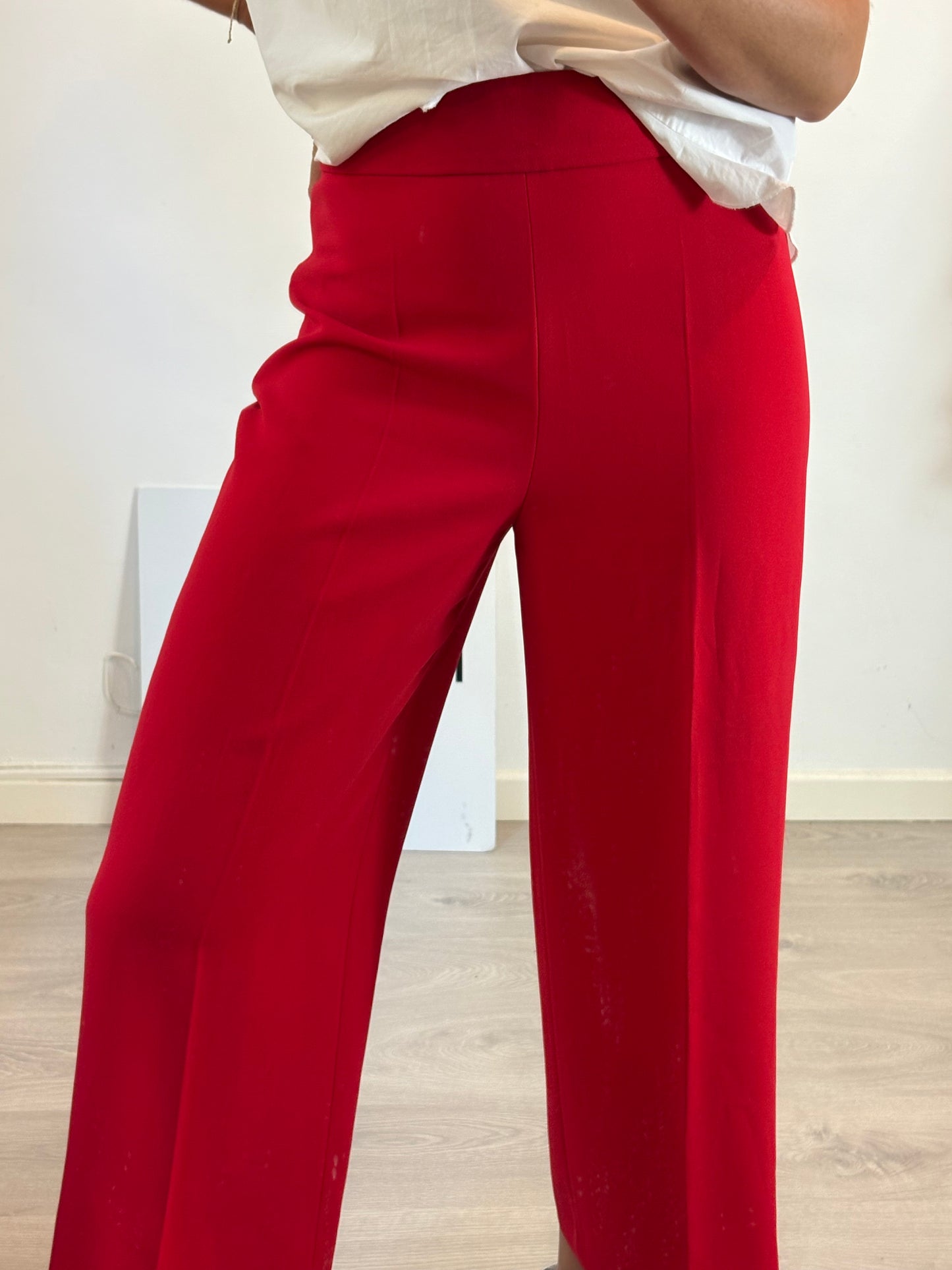 ZARA. Pantalón rojo pinzas. T M