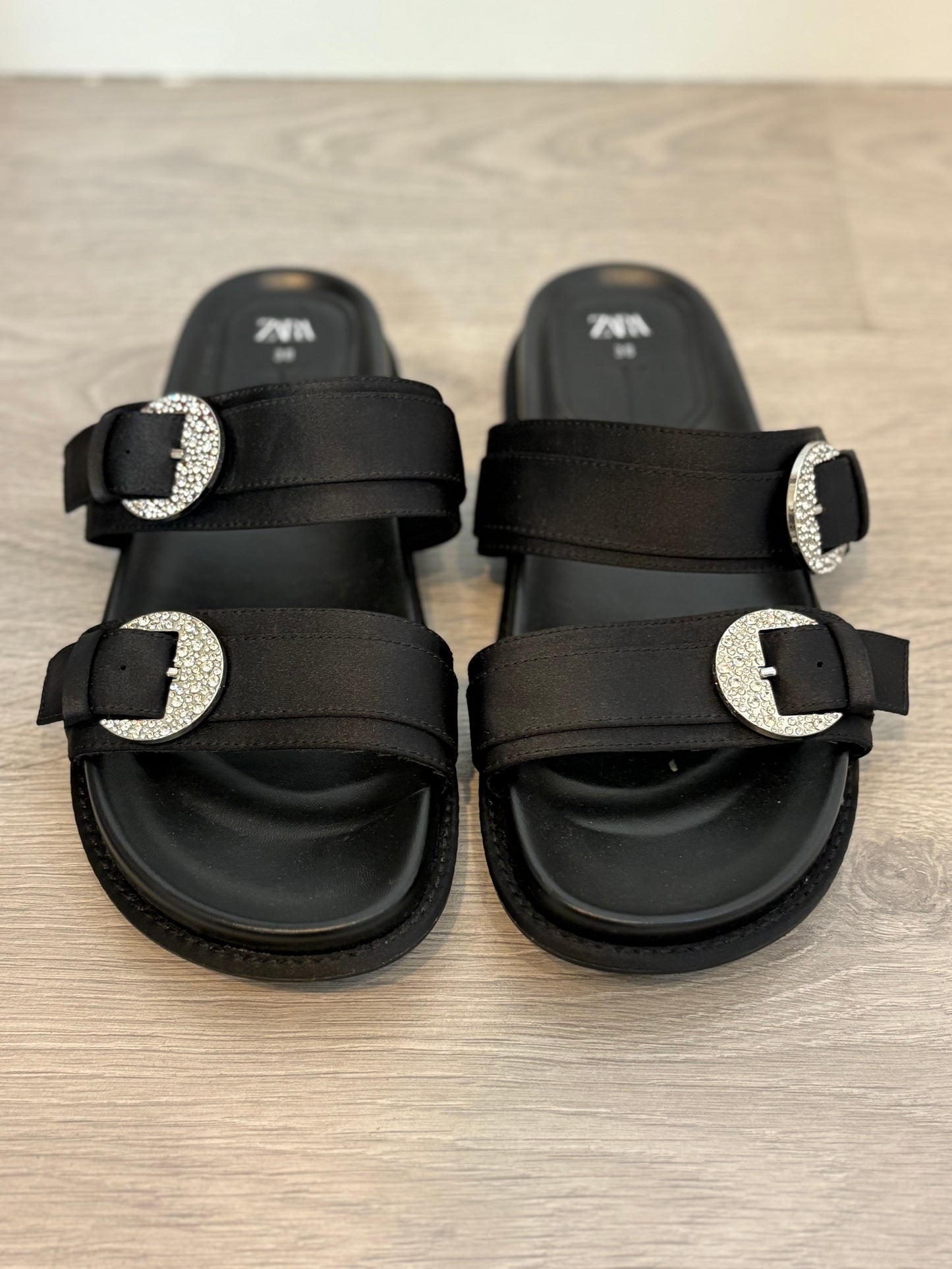 ZARA. Sandalia negra hebillas T.38