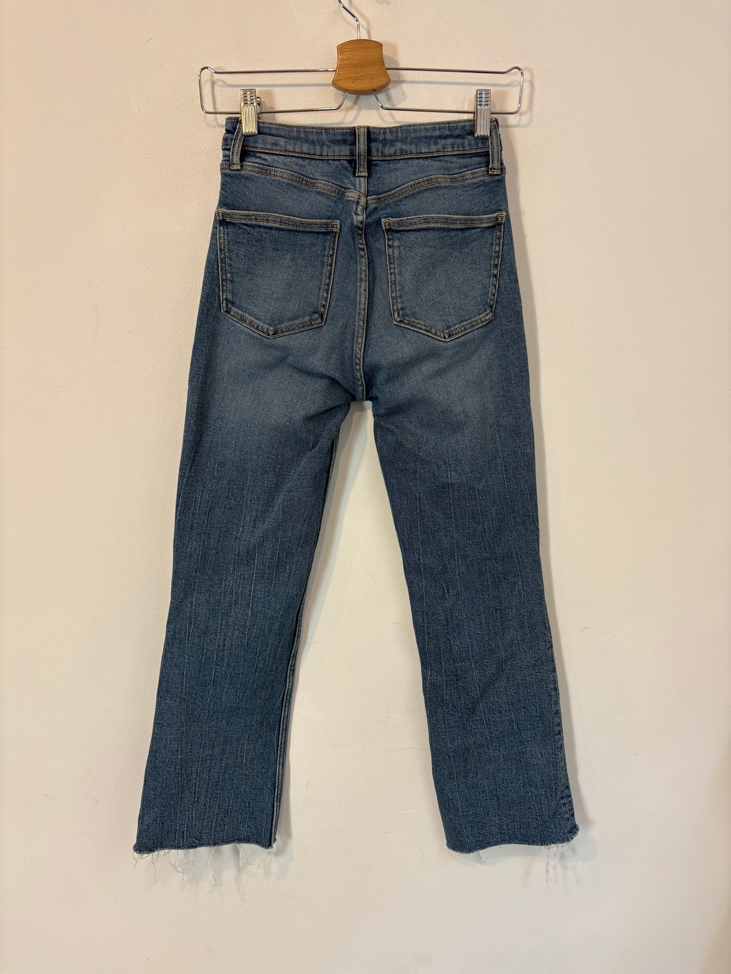 ZARA. Denim cropeed ligeramente acampanado