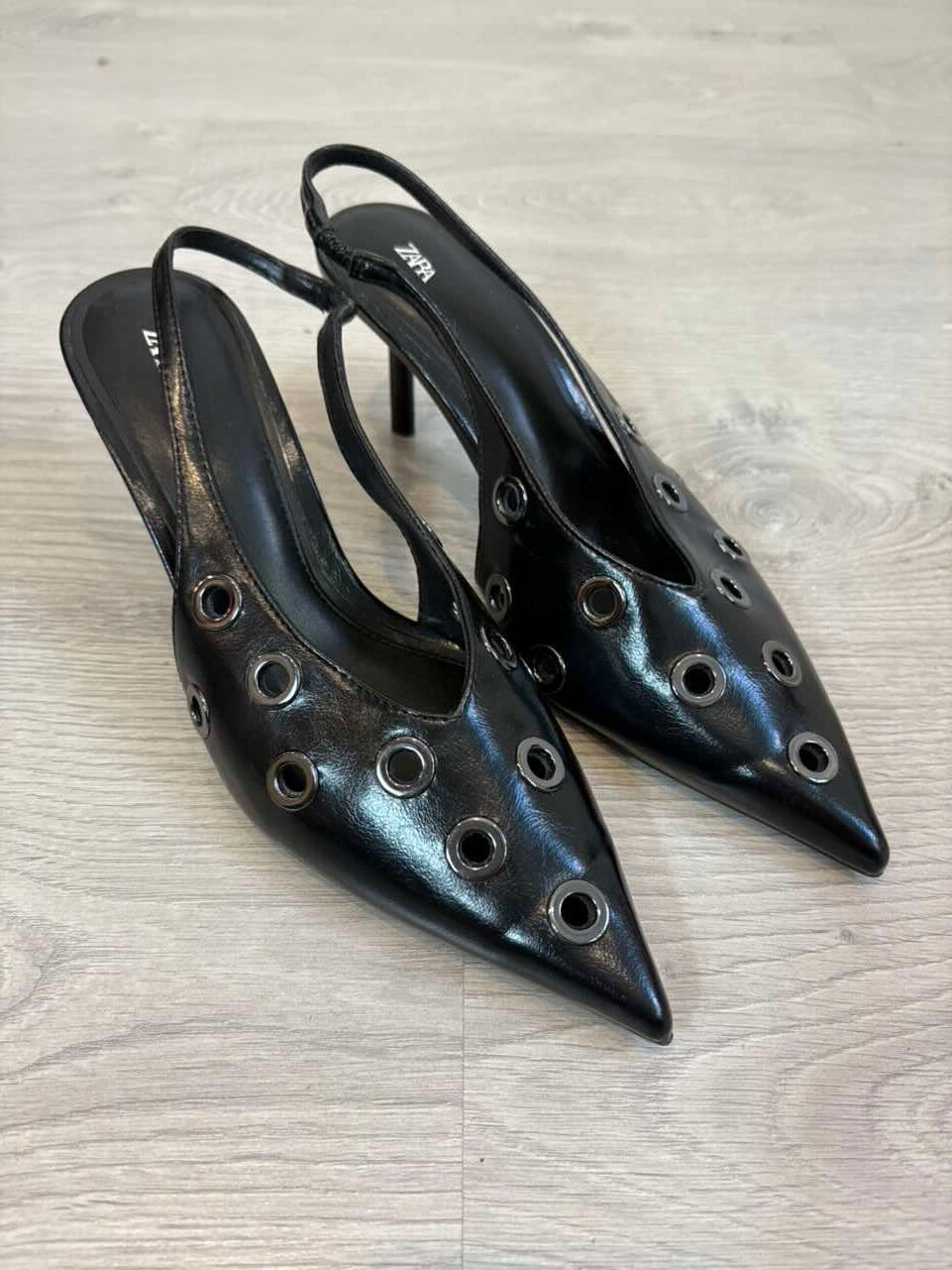 ZARA. Tacones destalonado tachuelas piel. T 38