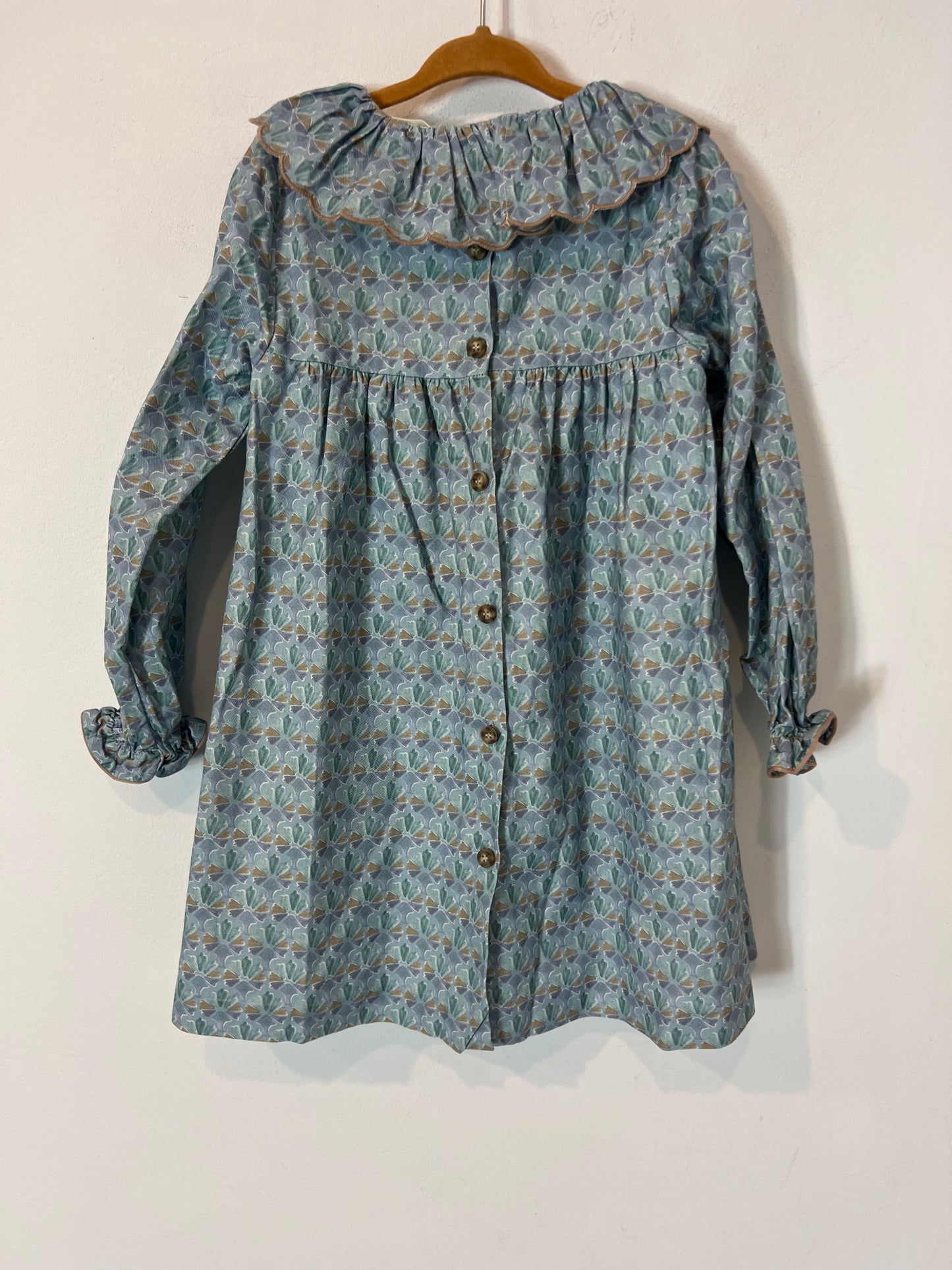 DOÑA CARMEN. Vestido estampado fondo azul claro. T 5 años