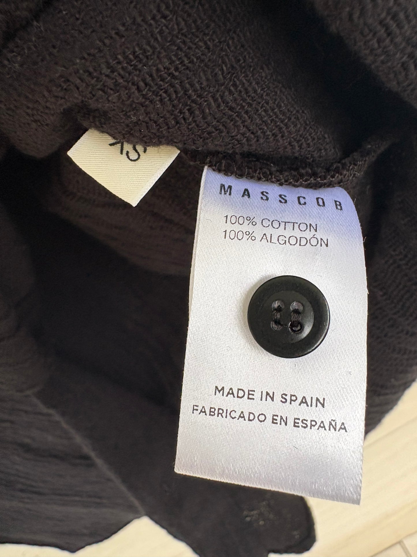 MASSCOB. Camisa negra textura