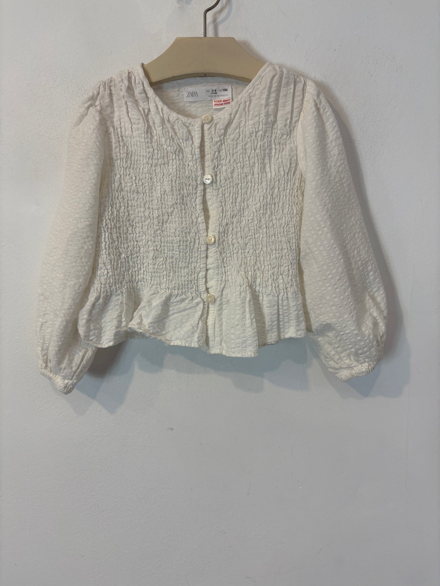 ZARA. Blusa blanca nido de abeja. T 3-4 años