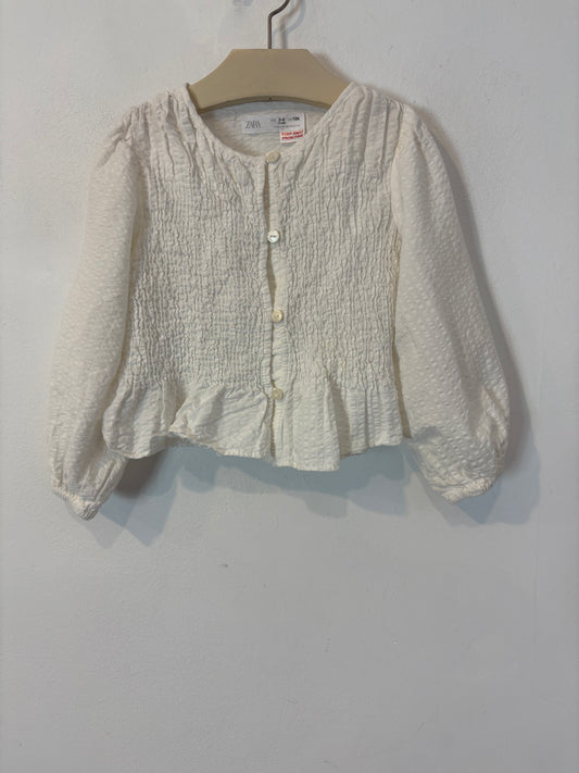 ZARA. Blusa blanca nido de abeja. T 3-4 años