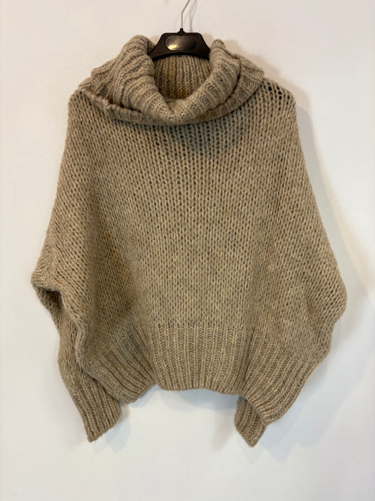 OTHERS. Beige chunky knit sweater. TS/M