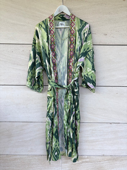 ZARA. kimono largo estampado y bordados. T M