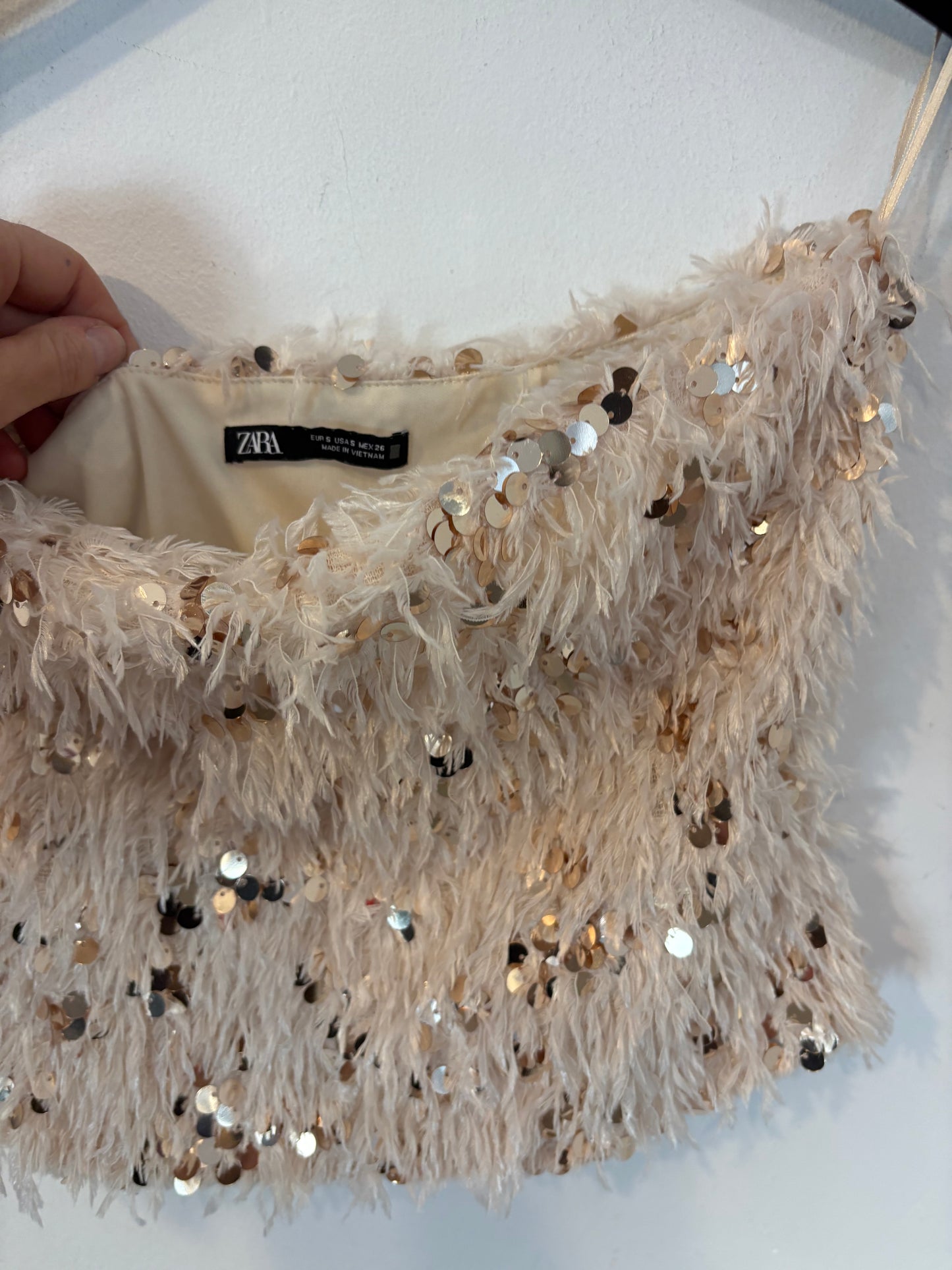ZARA. Top textura y lentejuelas beige