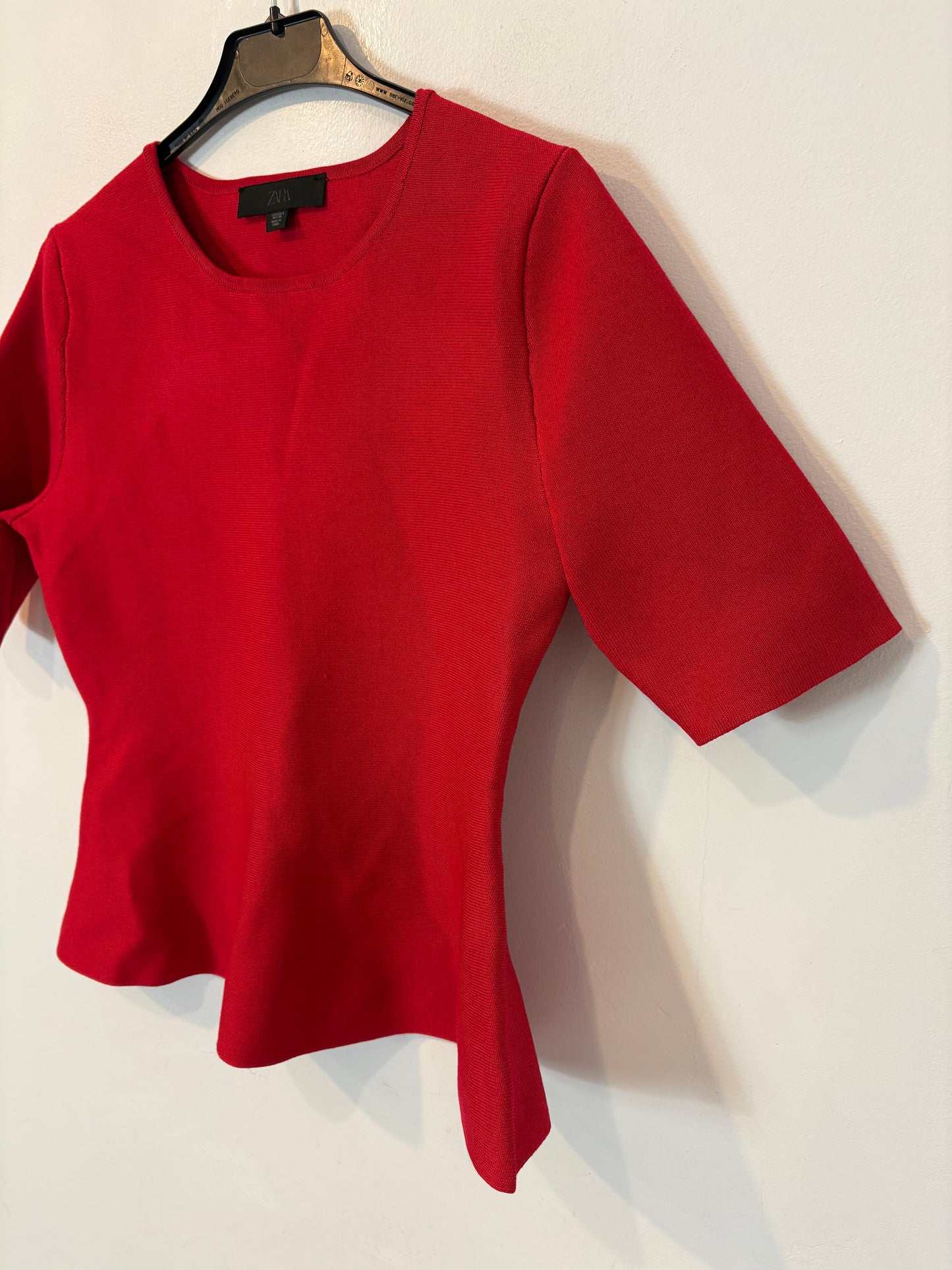 ZARA. Top rojo punto elástico