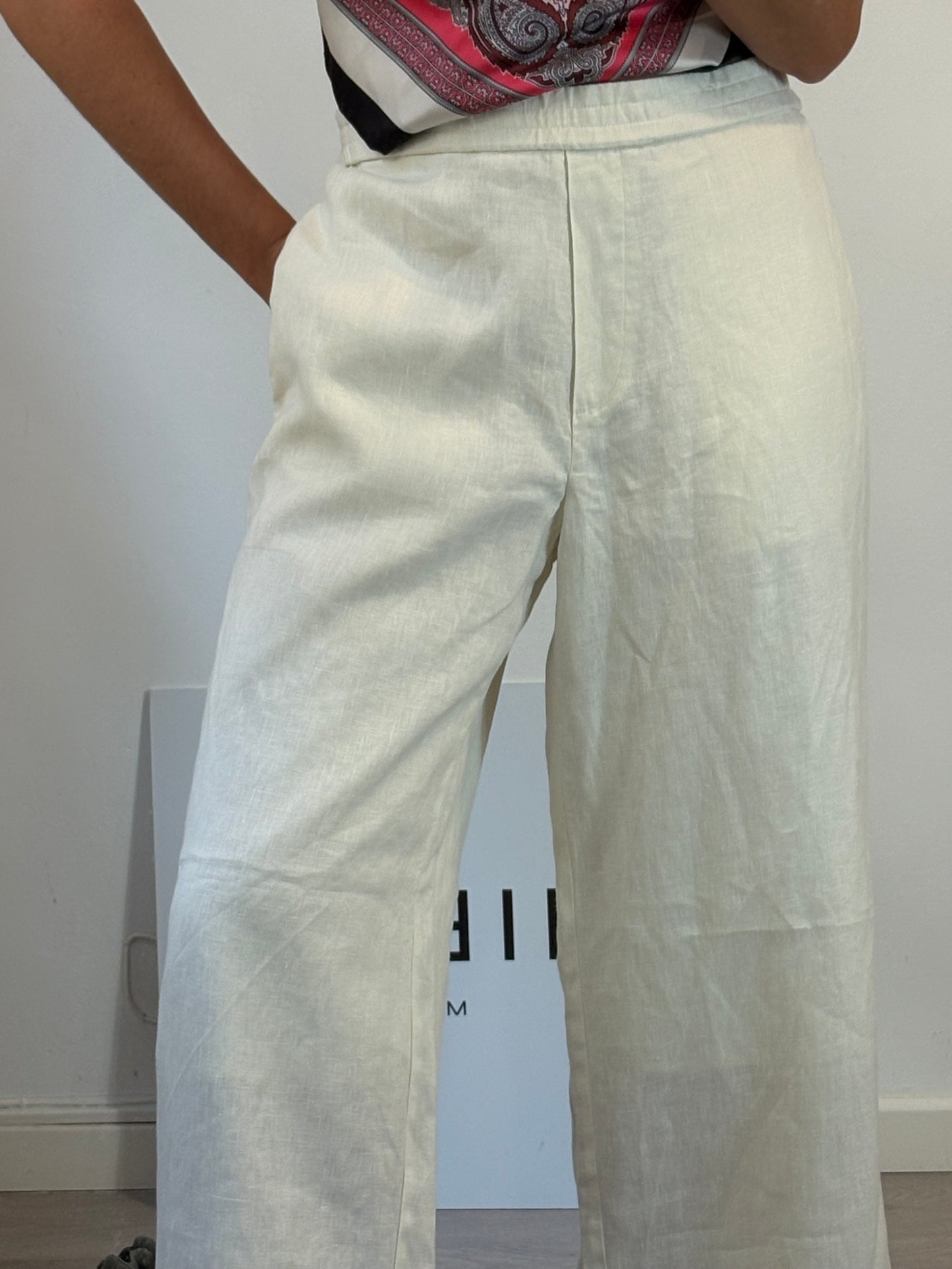 COS. Pantalón color crudo fluido 38