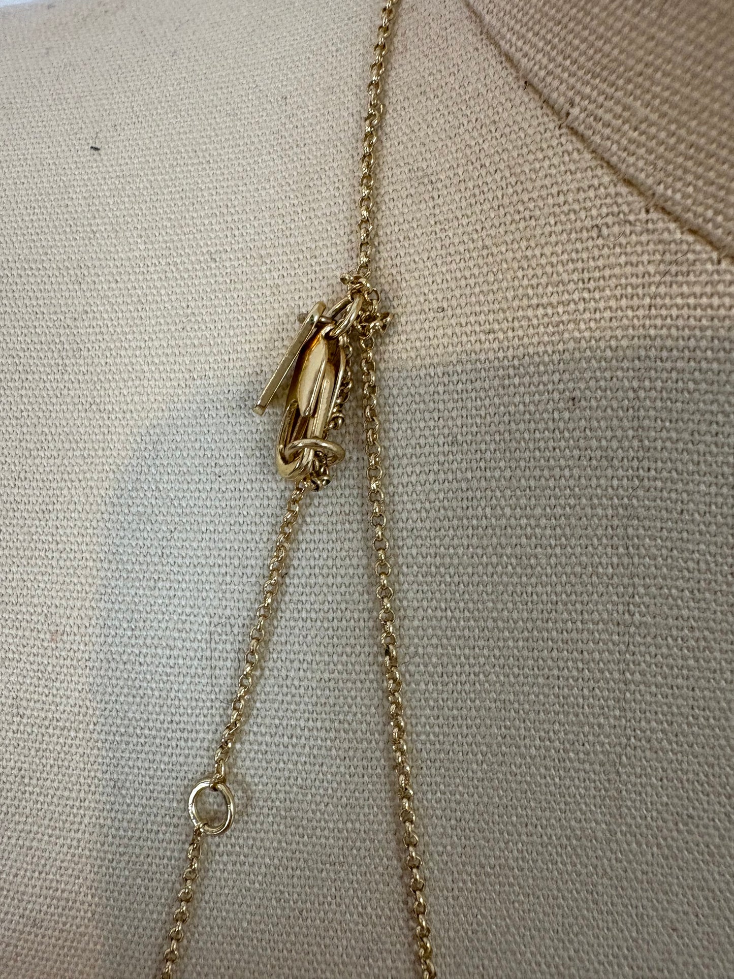 MASSIMO DUTTI. Collar largo dorado colgante