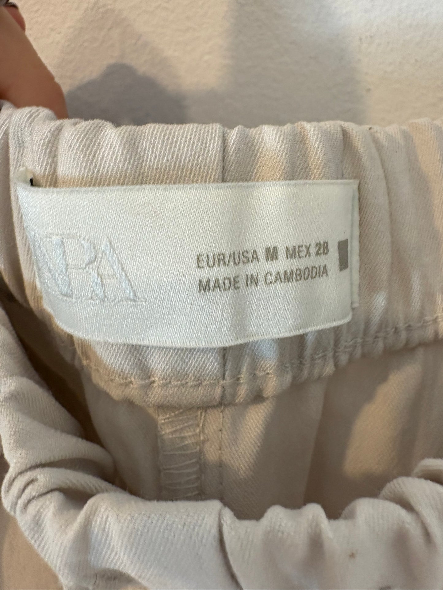 ZARA. Pantalón fluido beige. T M