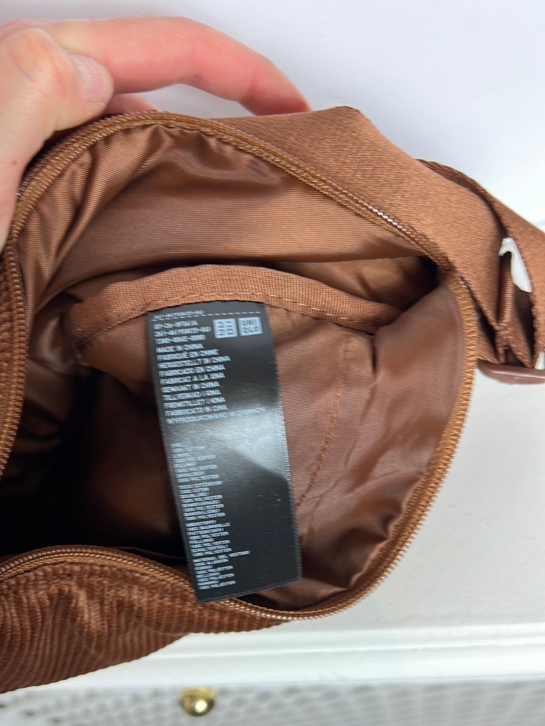 UNIQLO. Bolso lona marrón asa regulable