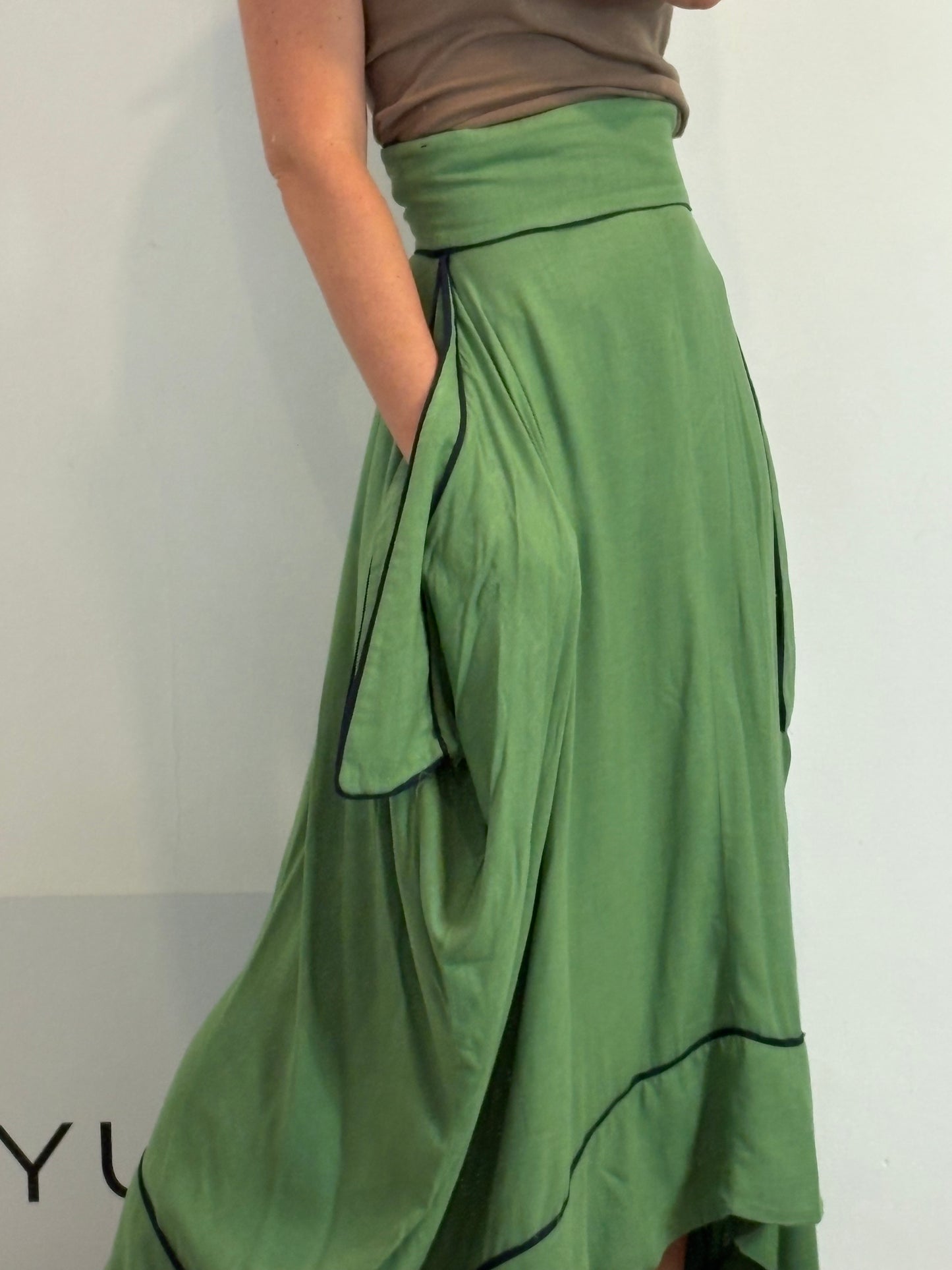 IQ COLLECTION. Falda midi verde asiemtrica