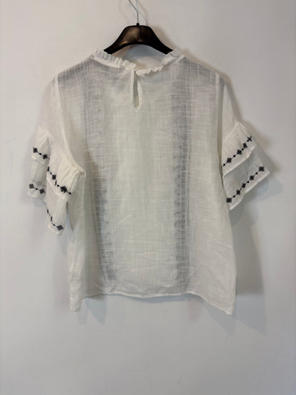 ZARA. Top blanco bordados azules. T M
