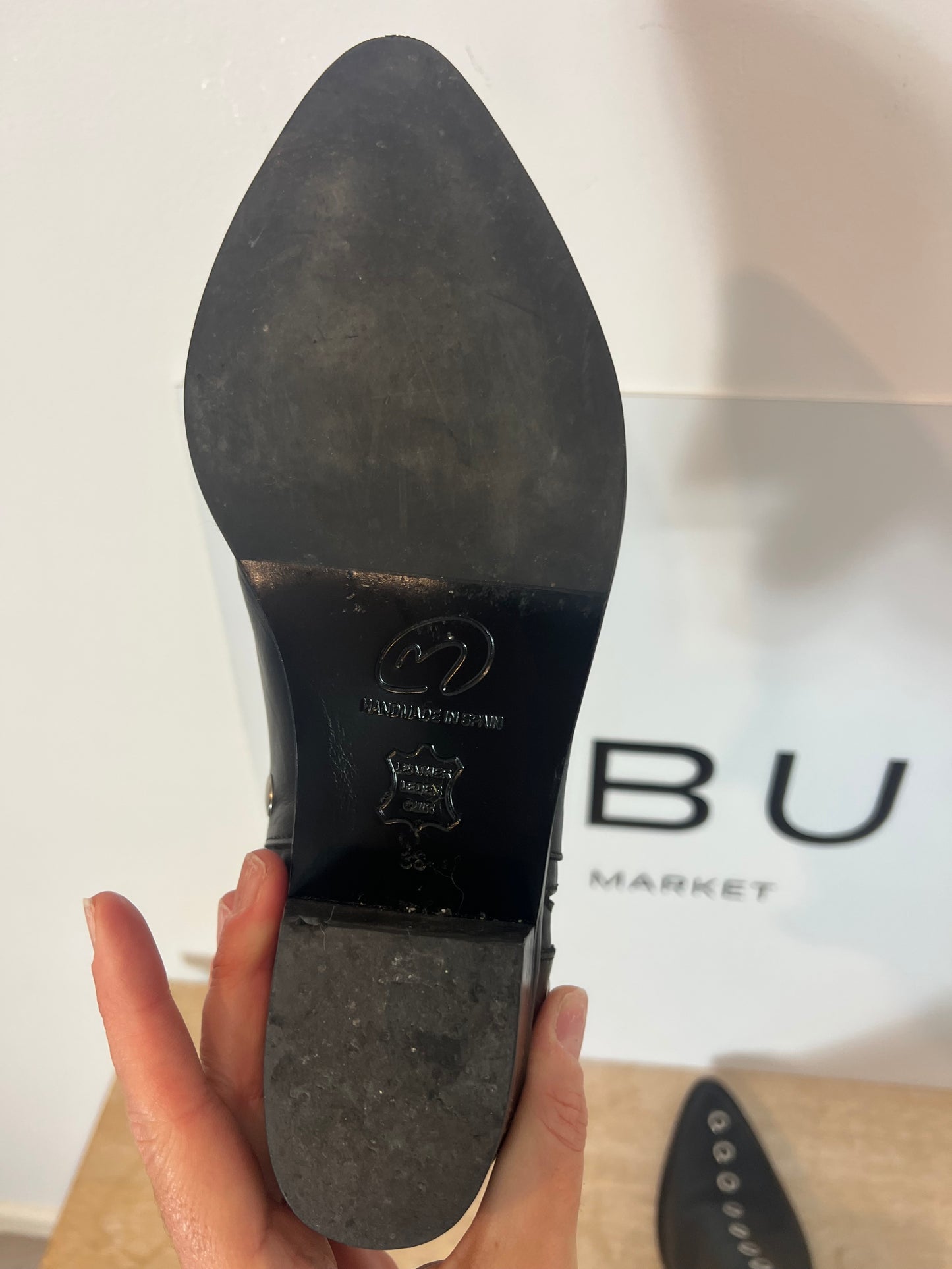 MICUIR. Botines negros tachuelas T.38