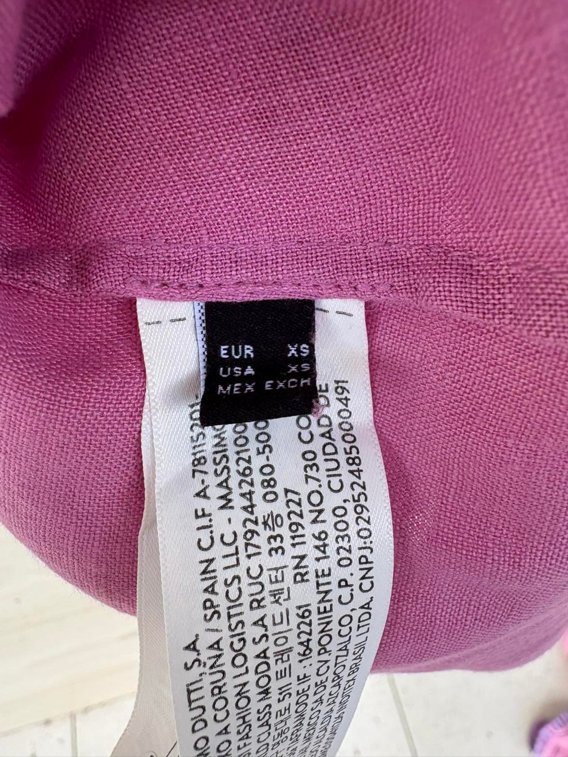 MASSIMO DUTTI. Top rosa lino detalle escote