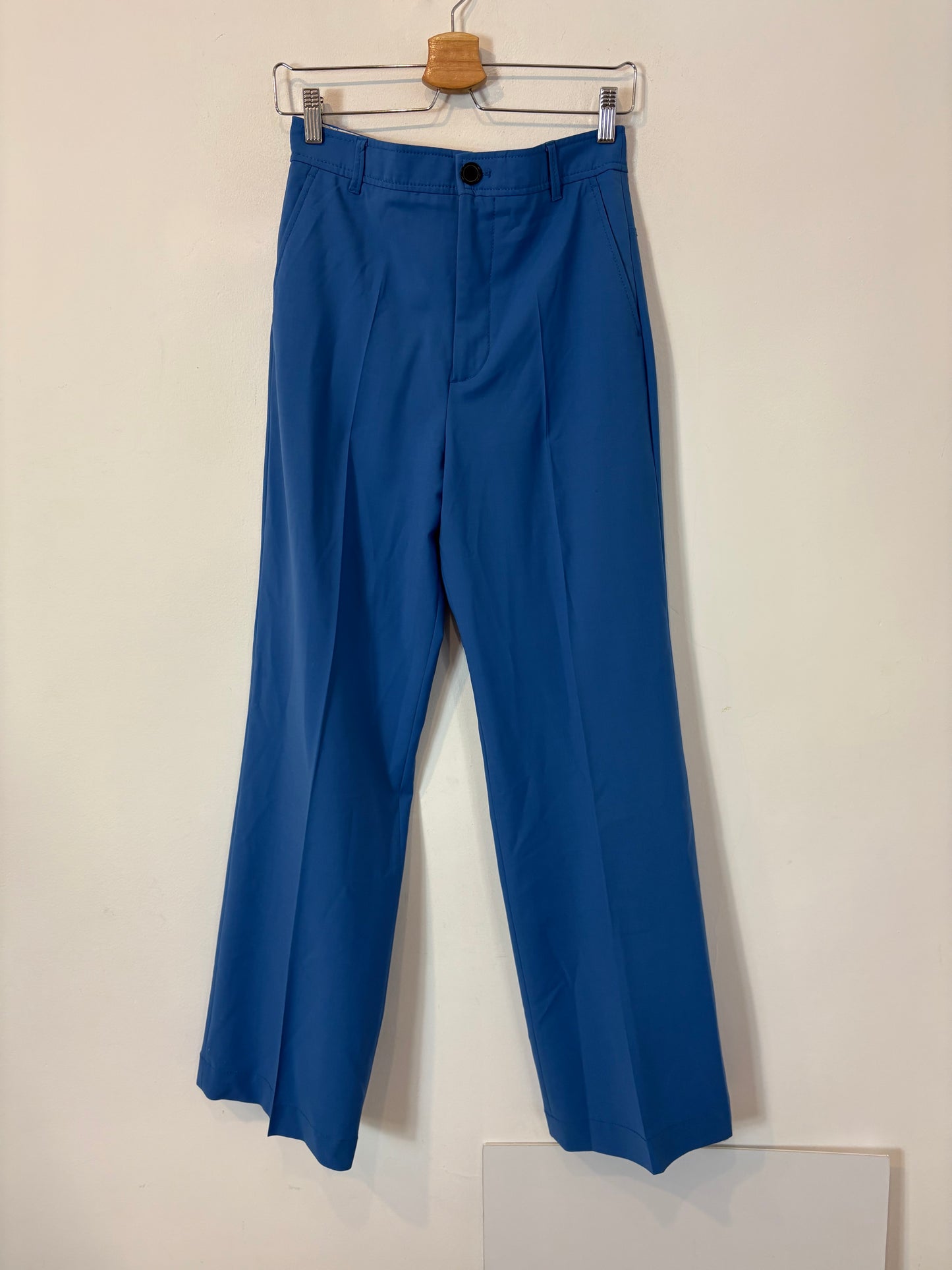 ZARA. Pantalón azul pinzas