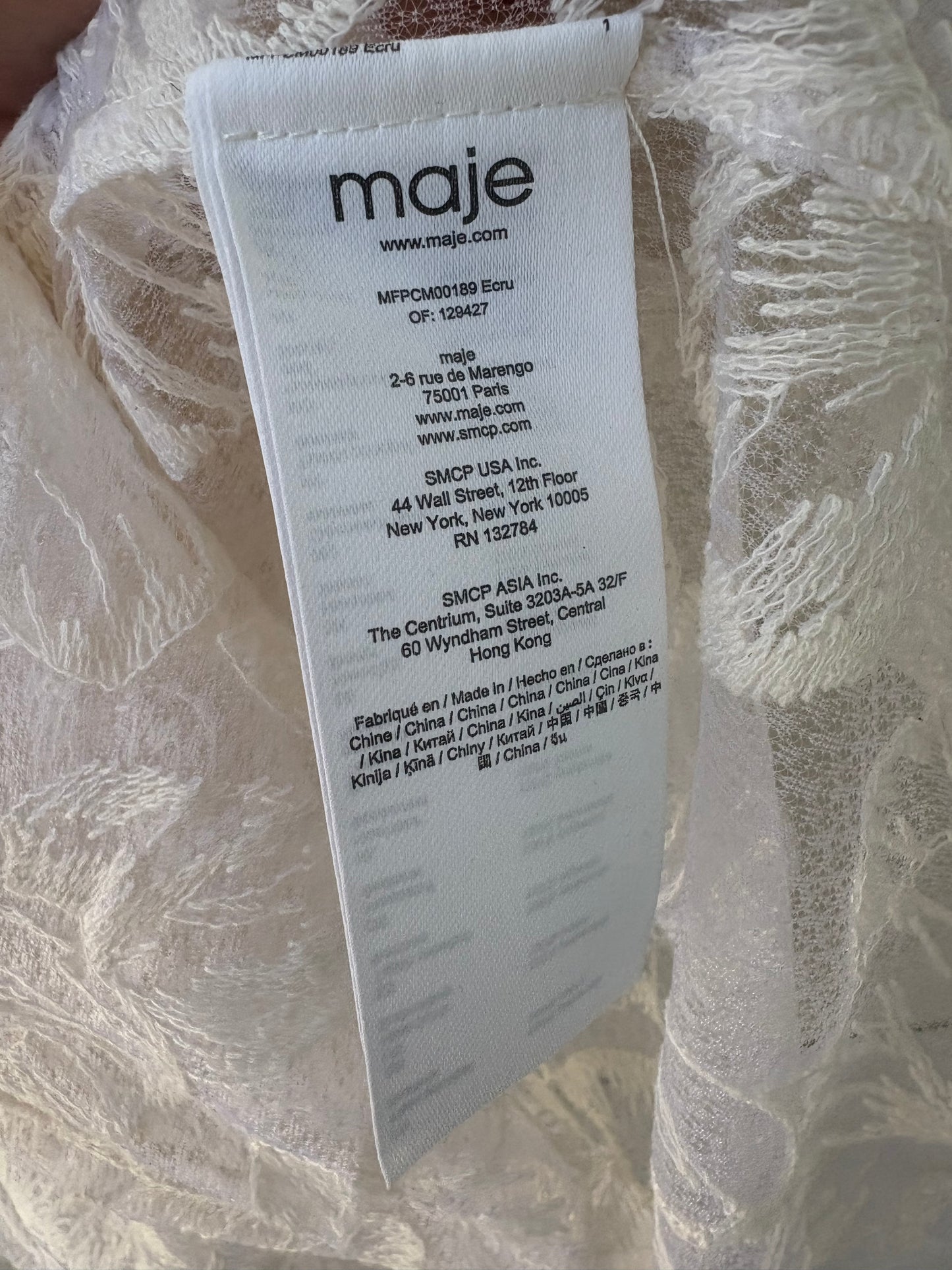 MAJE. Top bordado abotonado