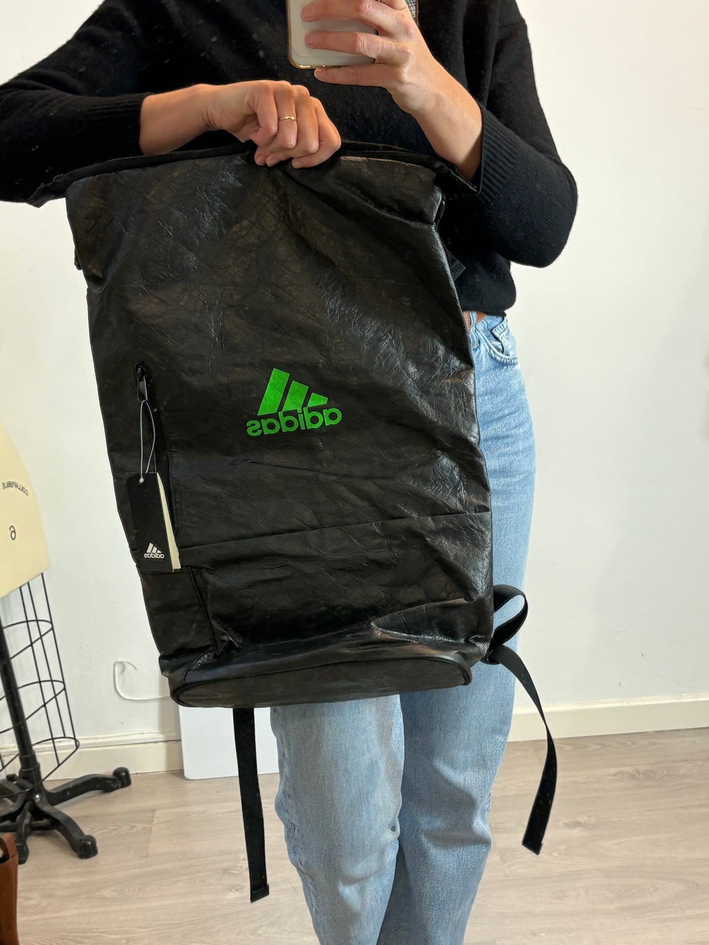 ADIDAS. Mochila negra textura