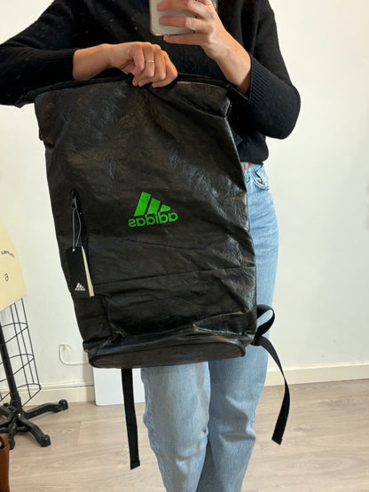 ADIDAS. Mochila negra textura