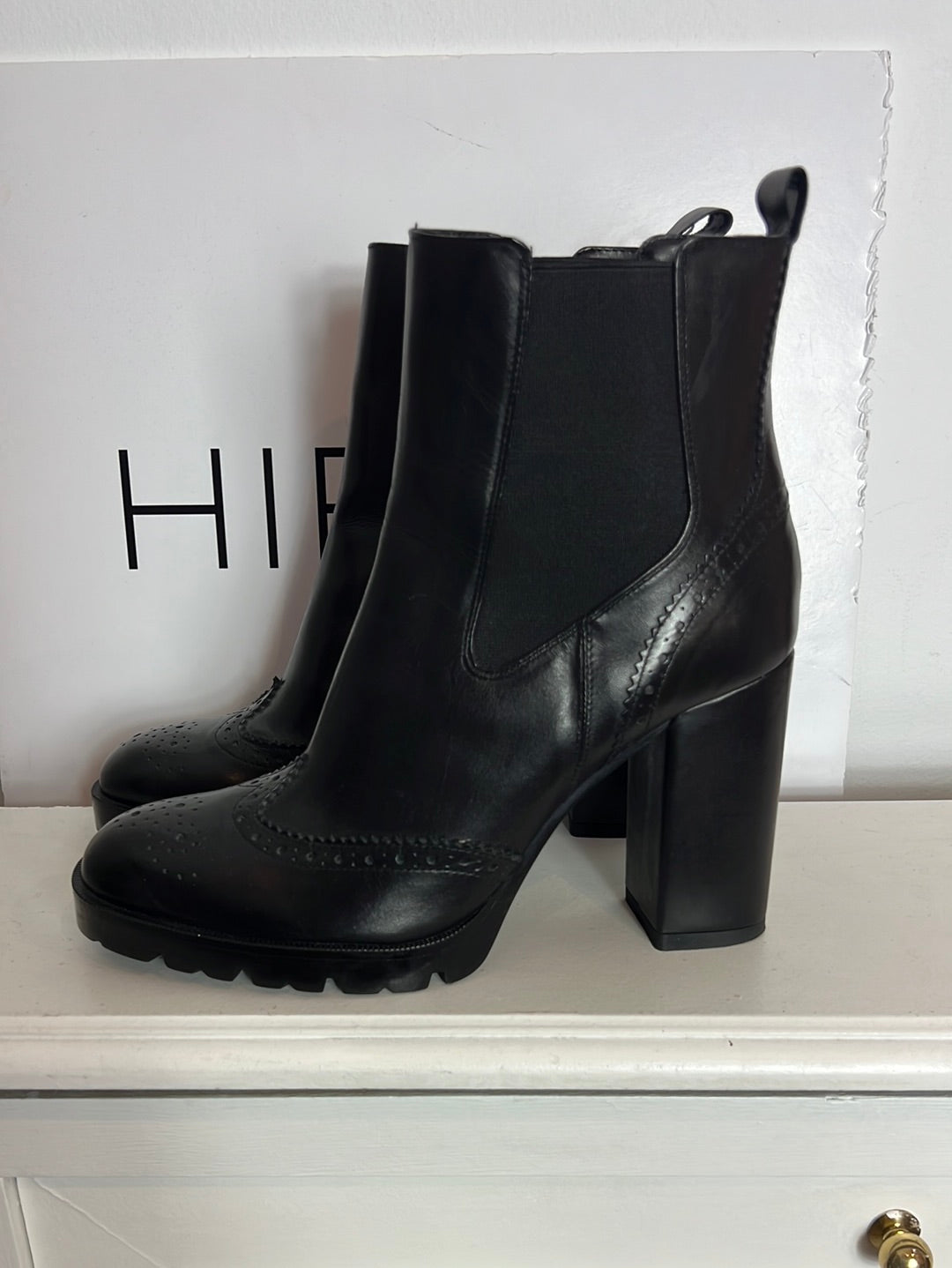 ZARA. Black die-cut ankle boots. Size 41