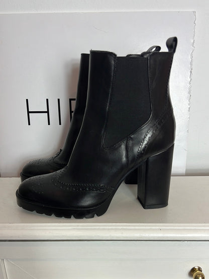 ZARA. Black die-cut ankle boots. Size 41