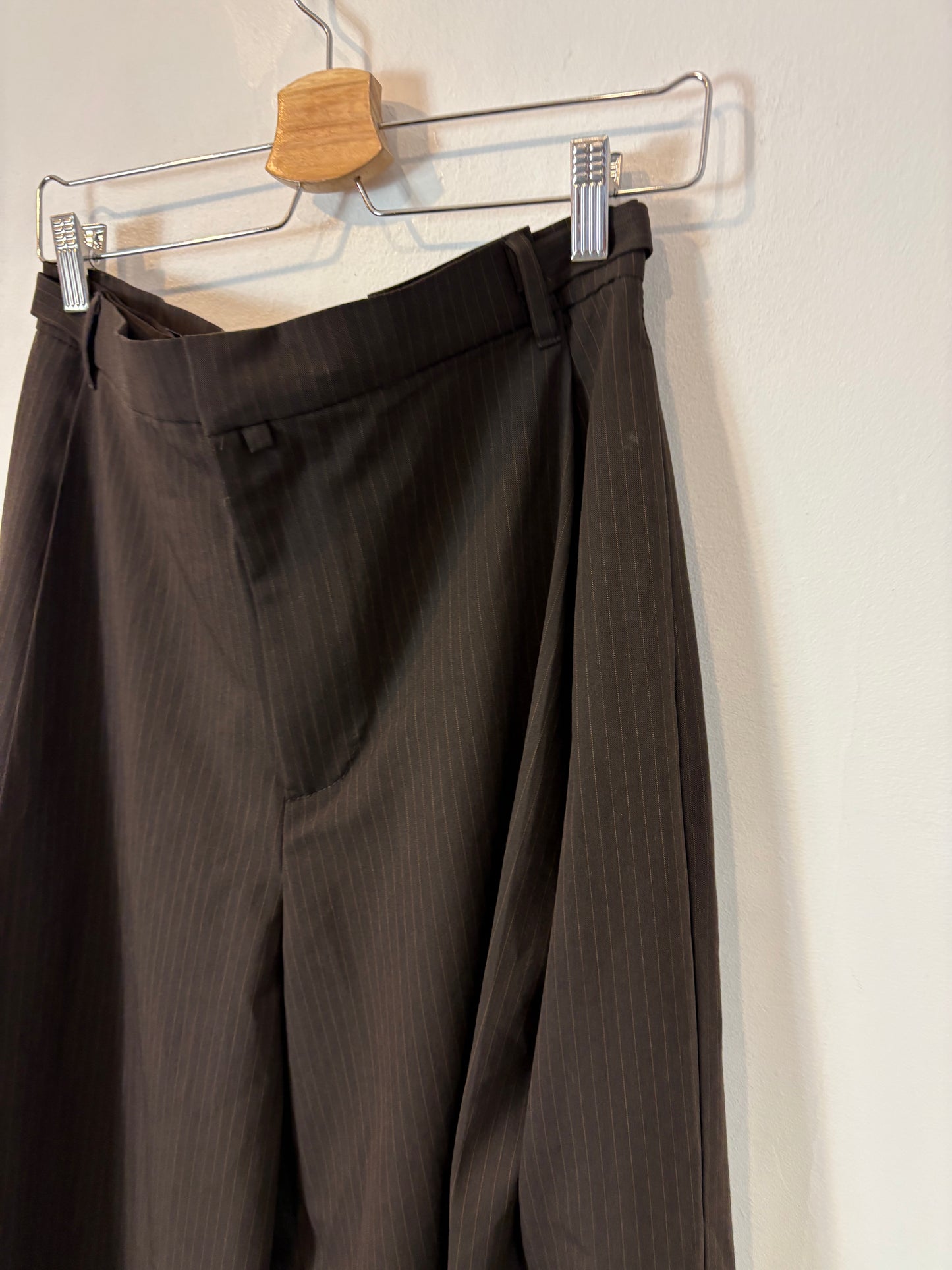 ZARA. Pantalón pinzas marrón rayas