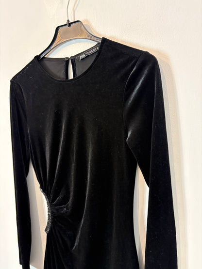 ZARA. Vestido corto terciopelo abertura