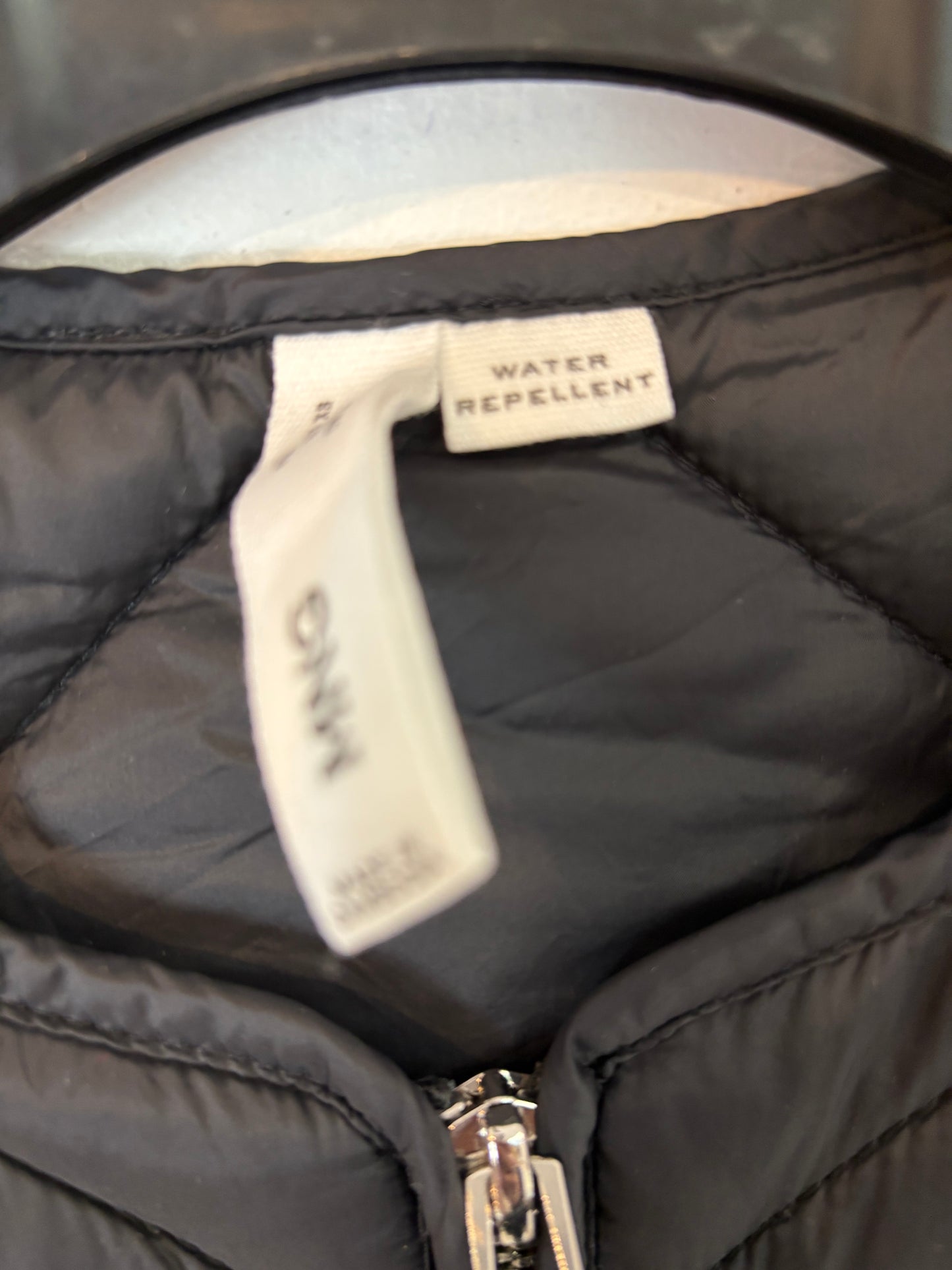 MANGO. Chaleco acolchado negro. T XS