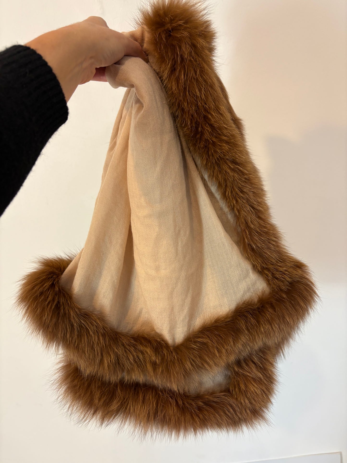 OTRAS. Bufanda beige con pelo