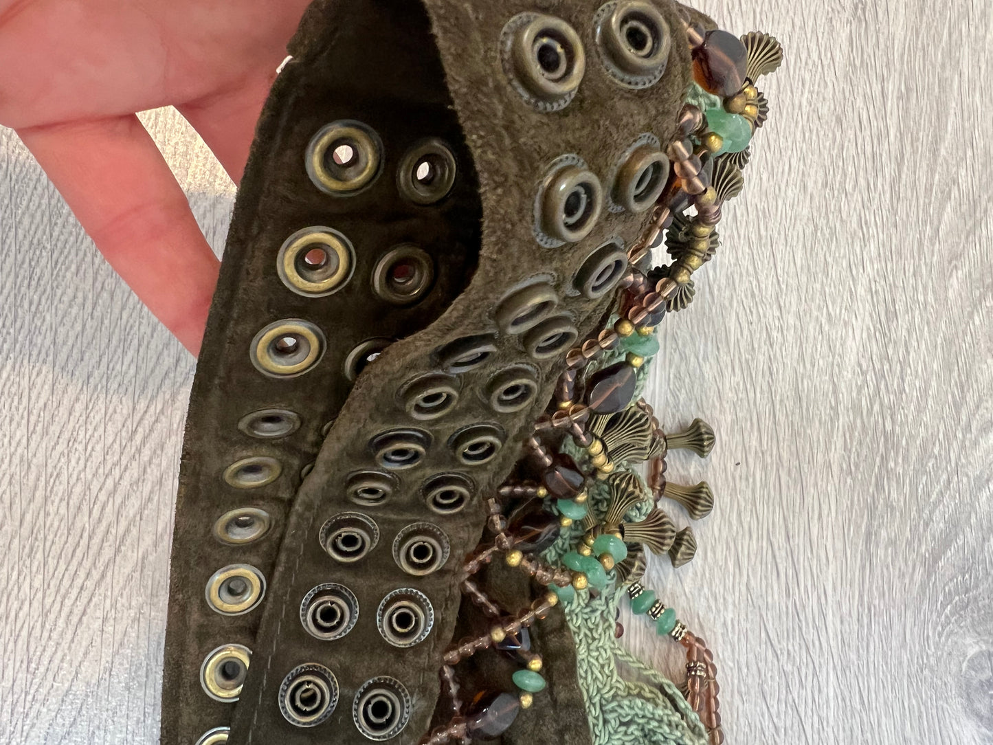 OTRAS. Cinturón piel abalorio