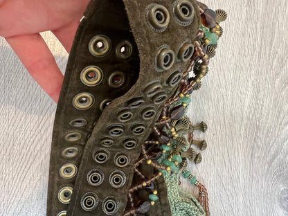 OTRAS. Cinturón piel abalorio