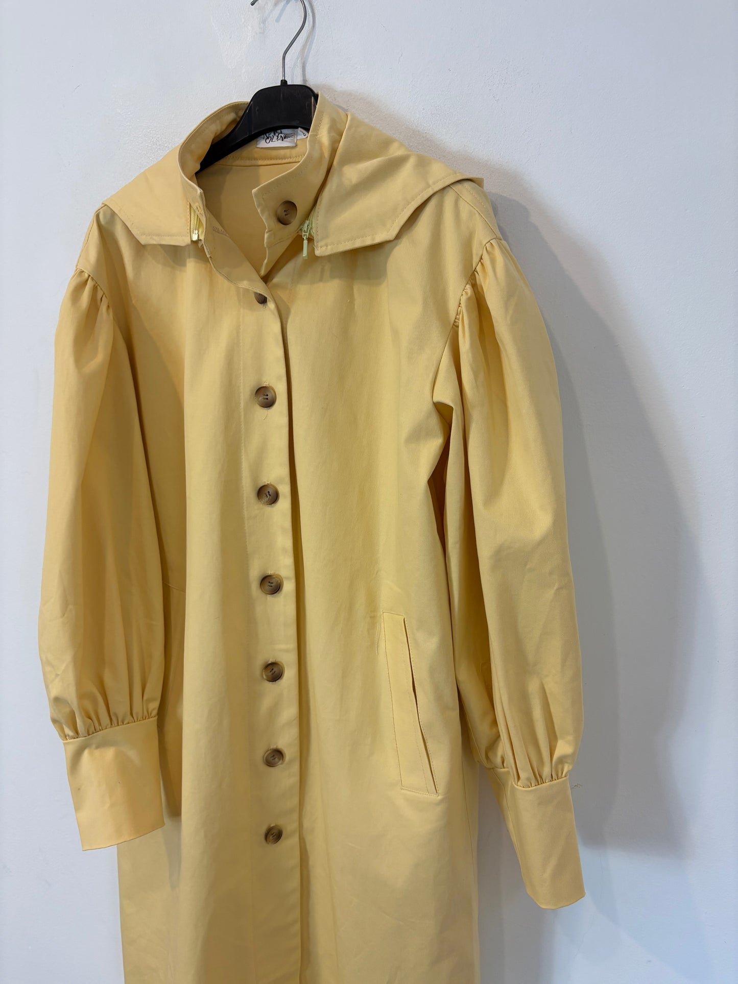 MAGNOLYA. Gabardina capucha pastel