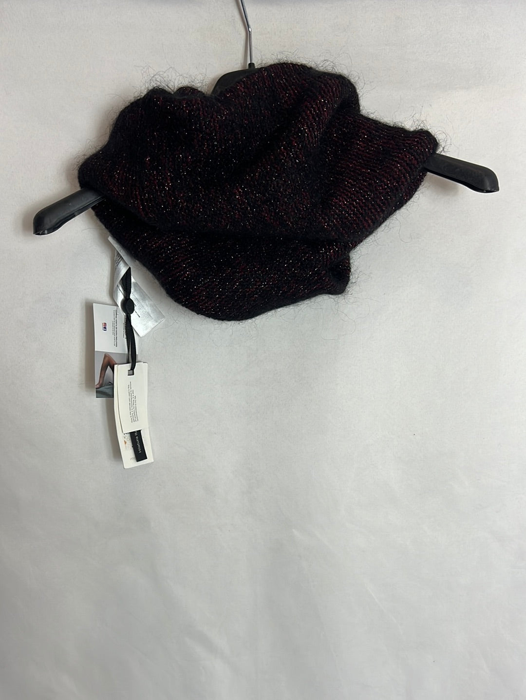 INTROPIA. Cuello negro y burdeos