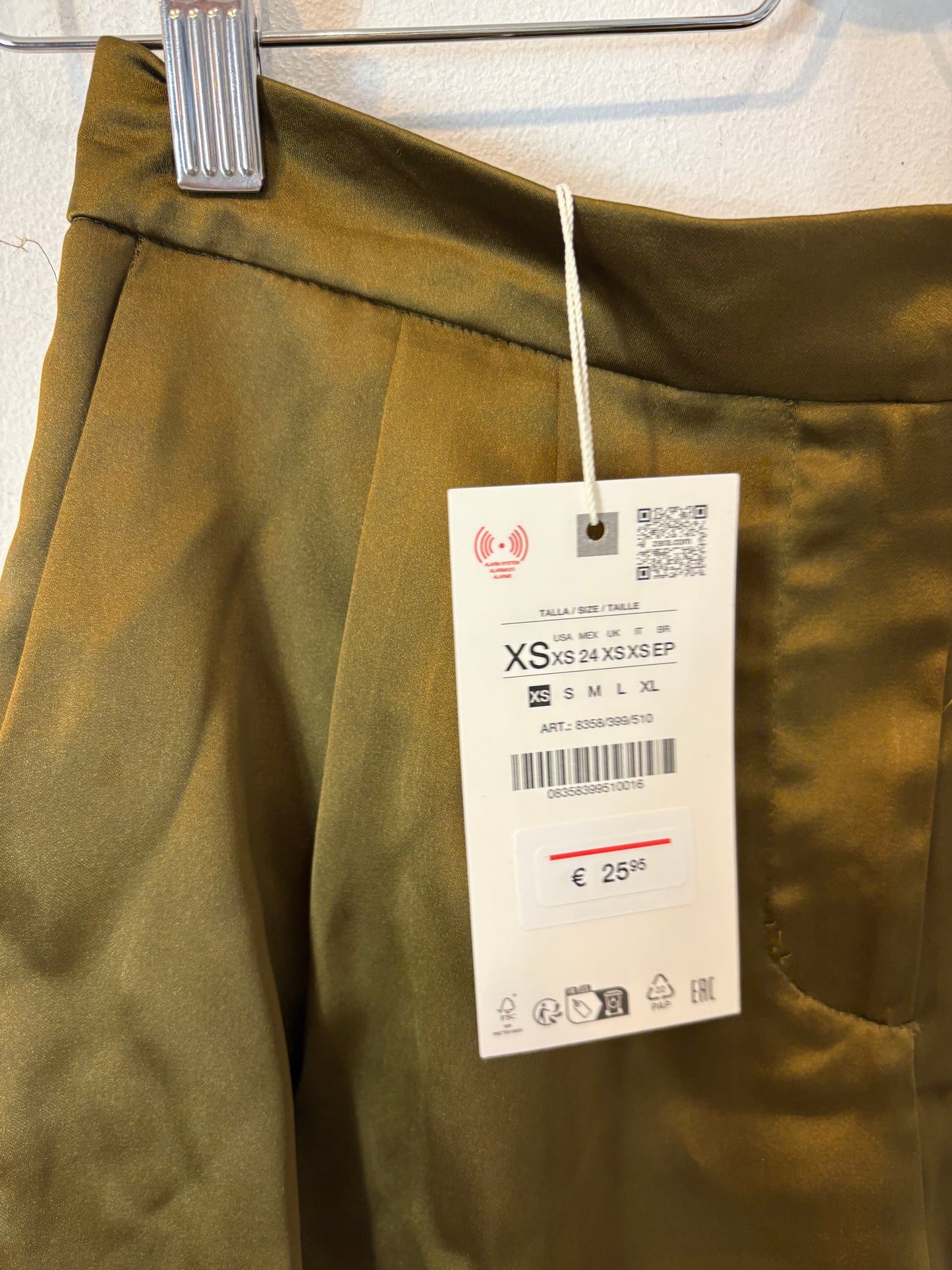 ZARA. Pantalón corto verde lencero