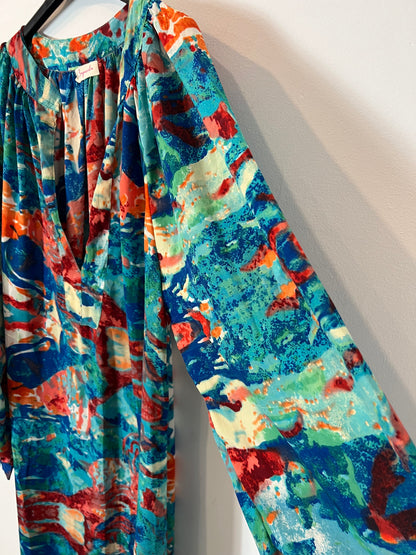 BUGANVILIA. Vestido estampado tonos azules y verdes  con seda T.3xl