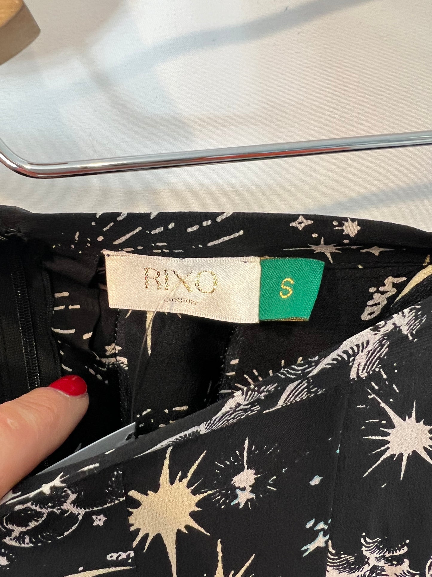 RIXO LONDON. Falda midi seda negra estampada T.s