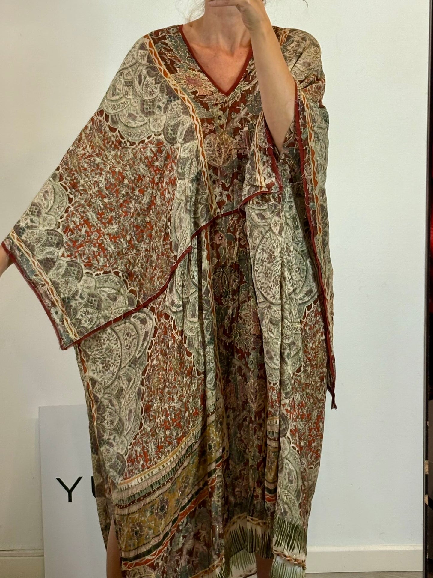 ZARA. Vestido estampado estilo kaftán