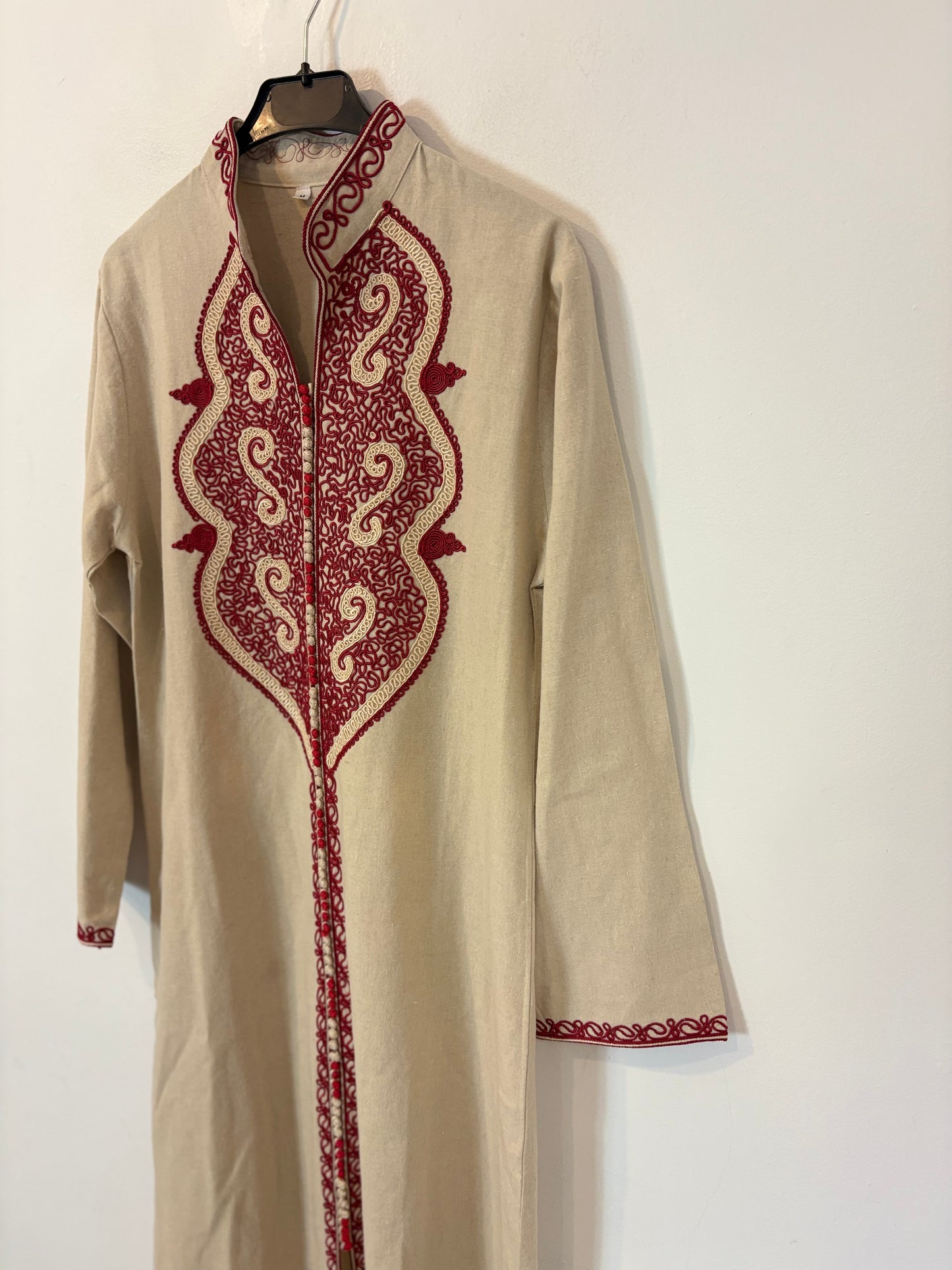 Vestido caftán beige detalles