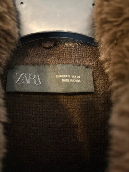 ZARA. Chaqueta punto marrón pelo cuello