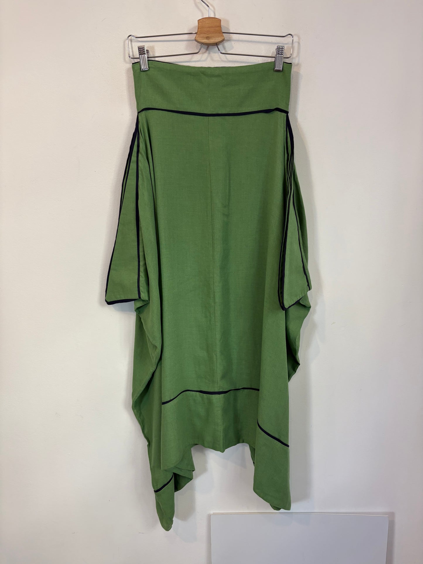 IQ. Falda midi verde asimétrica