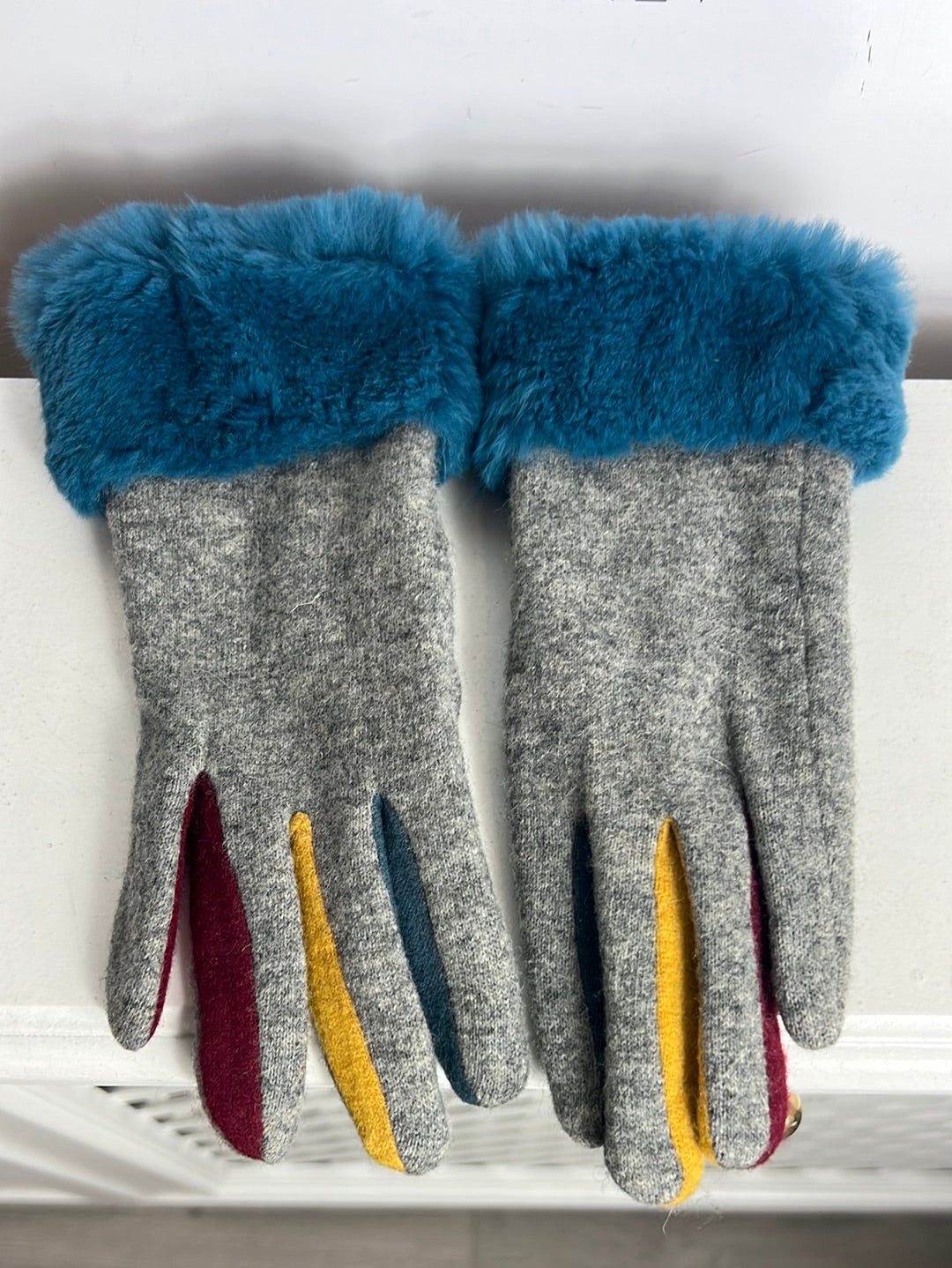 JO & MR.JOE. Guantes grises detalle puño