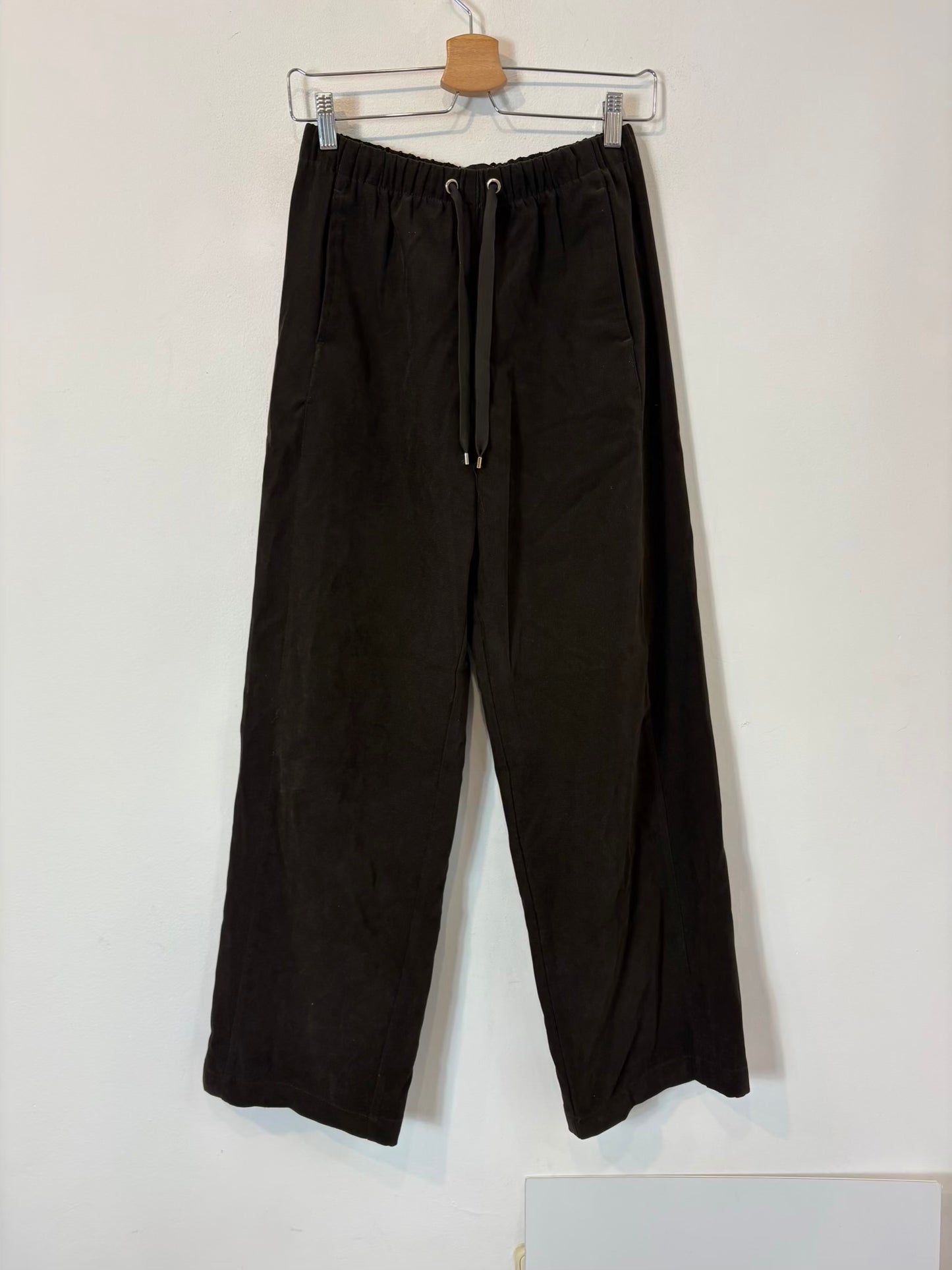 ZARA. Pantalón marrón oscuro textura