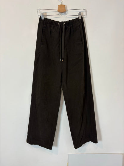 ZARA. Pantalón marrón oscuro textura