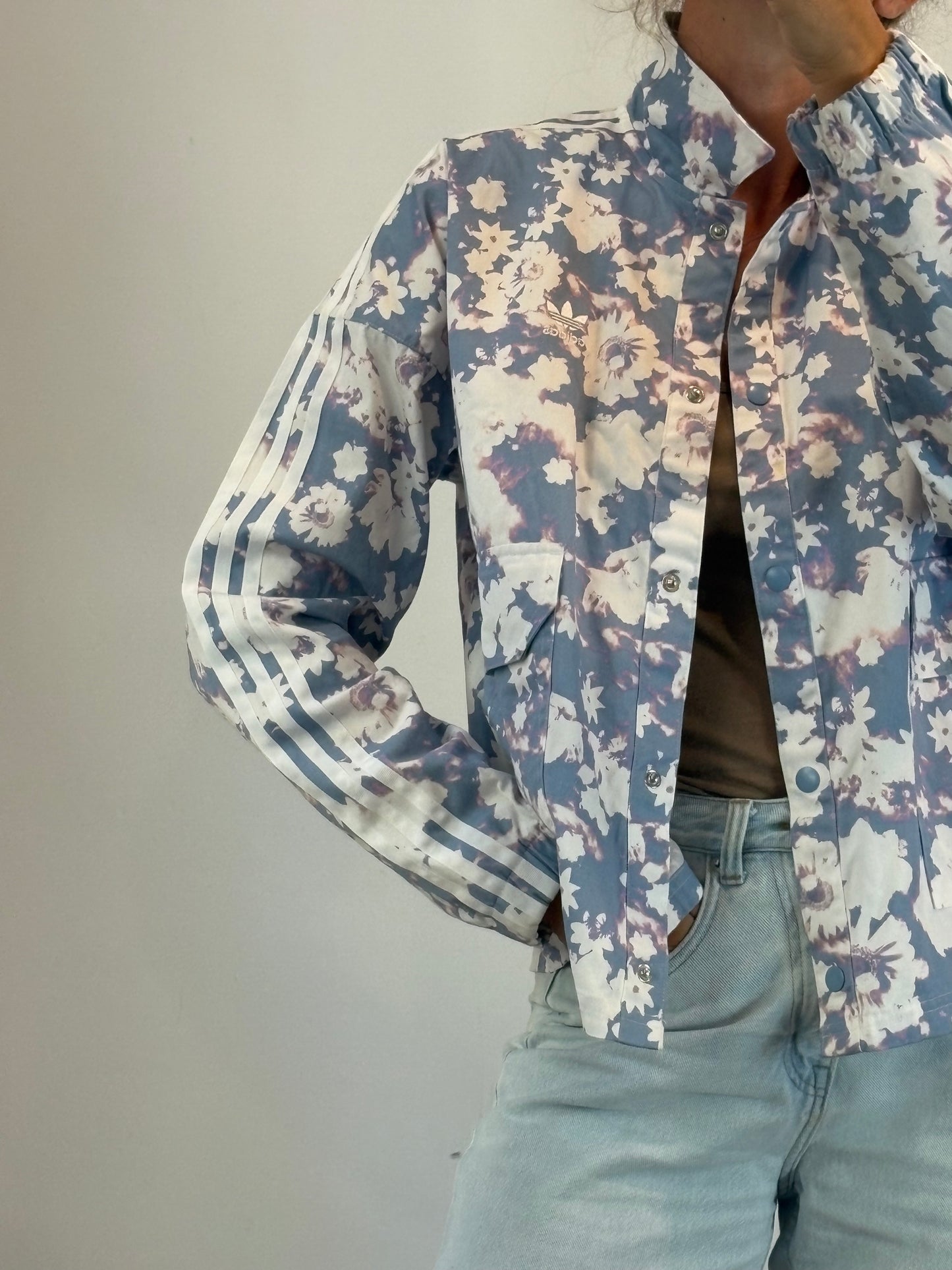 ADIDAS. Chaqueta ligera estampada. T L